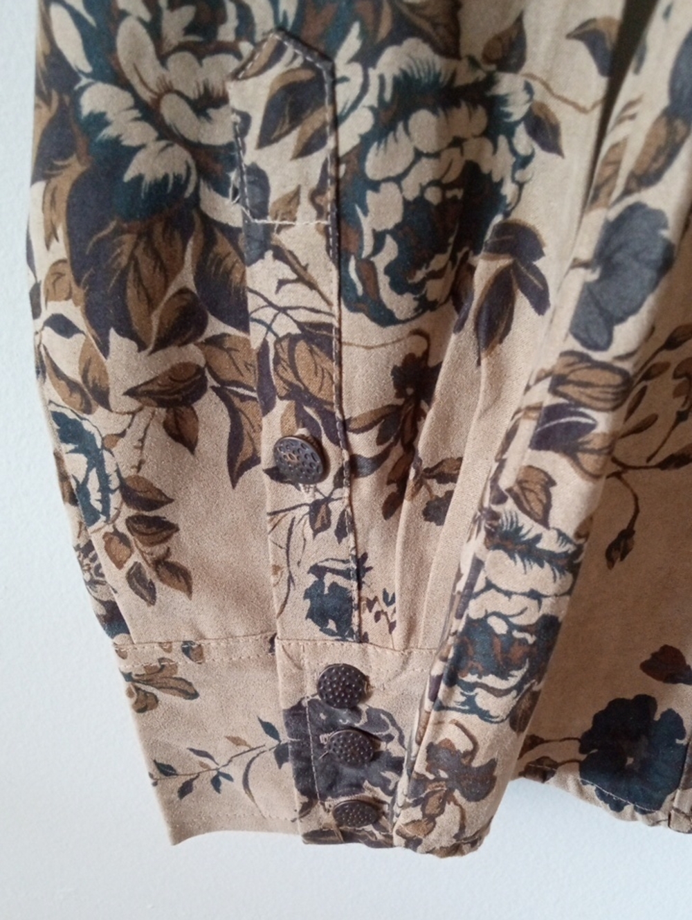 SOFT Floral Button Up Top - Picture 8 of 9